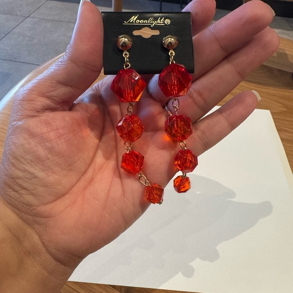 Red crystal earrings with gold hooks Vintagee - Picture 3 of 3